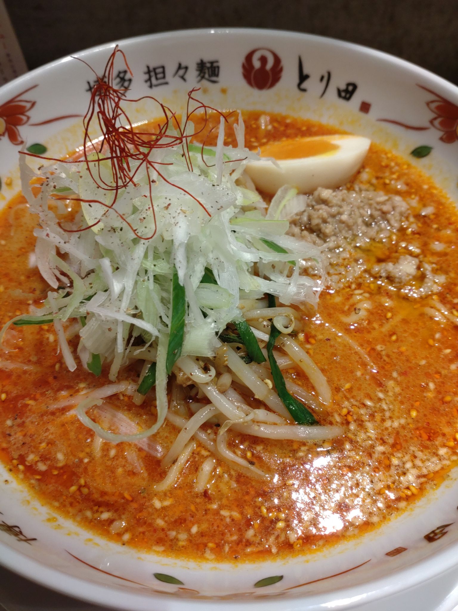 とり田の店内・担々麺の様子